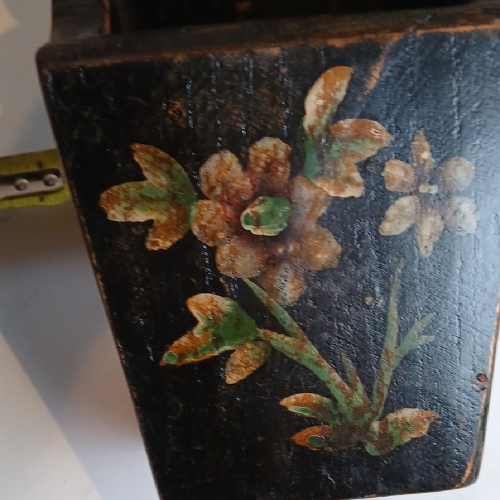 π―οΈ Antique Wood Mounted Candlestick Box | Early 1900s | Hand Painted Floral - Picture 13 of 13